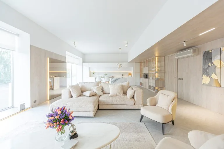 Trendy,Modern,Interior,Design,Of,A,Large,Studio,In,White